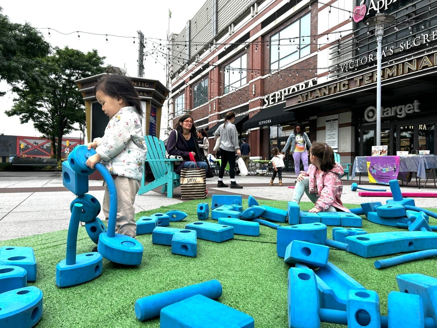 Kicking off our Summer Saturdays with free kids activities and PLAY at Atlantic Terminal Mall Plaza
